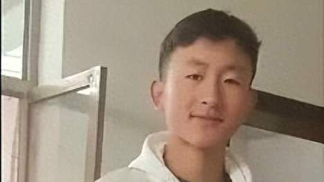 13岁少年失踪超50天，放学回家途中消失无踪，父亲眼中无助的痛苦