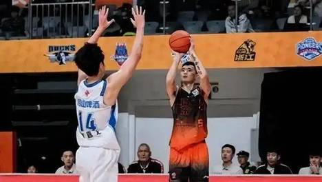 CBA齐鲁德比：邱彪时代保持全胜，鲍威尔战旧主成关键