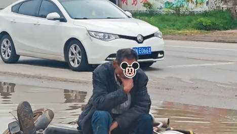 一父亲接了电话后瘫坐在路边的水坑里，自言自语道：为什么不是我
