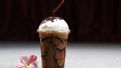 新茶饮“卖铲人”，告别躺赢