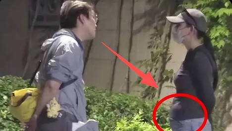 39岁热依公开“隐退”后首现身，站路边和友人热聊，穿修身上衣腹部隆起