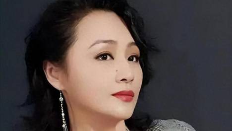 曾三次主持春晚，巅峰时嫁龙套演员退隐生子，如今活成了人生赢家