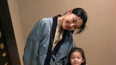 知名博主透露：玥儿箖儿经常参加徐家聚会，汪小菲取关了女儿 汪小菲与大S娘家和解，两家人关系融洽，小玥儿与大S有血缘关系，感情深厚，展现温情。