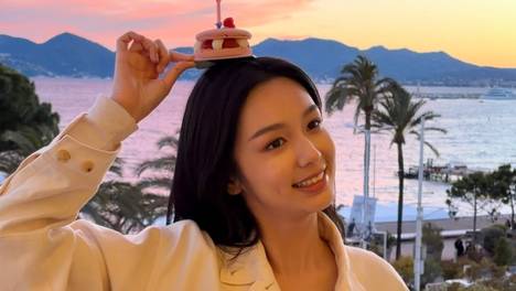 周也520庆生随拍曝光！头顶小蛋糕与晚霞合影好美