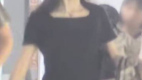 王鸥疑似带女儿出门逛街 全副武装打扮低调