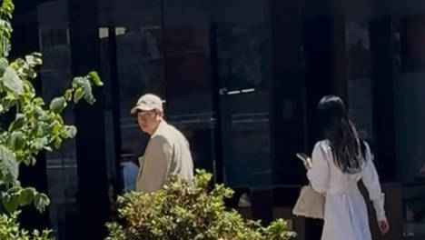 林俊杰七七纽约逛街被偶遇 二人并肩同行很恩爱
