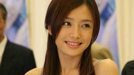 她，情定黄晓明被辜负，又“倒贴”陆川被出轨？ 秦岚因偶然机会进入娱乐圈，事业顺遂，但爱情屡遭挫折，现仍单身。