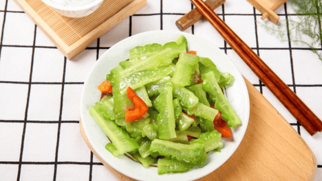 清炒苦瓜总做得又苦又腥？3步去苦，脆嫩回甘“苦瓜和尚”最爱吃