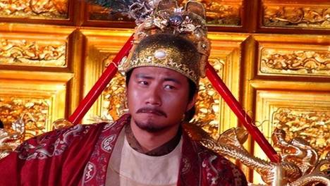 朱元璋想杀掉外甥，但看到穿补丁衣服的妻子后，朱元璋流泪：罢了