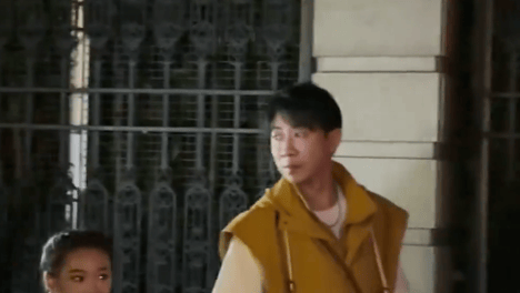 董璇首次体验舞剧后下班！与张维伊小酒窝牵手回家