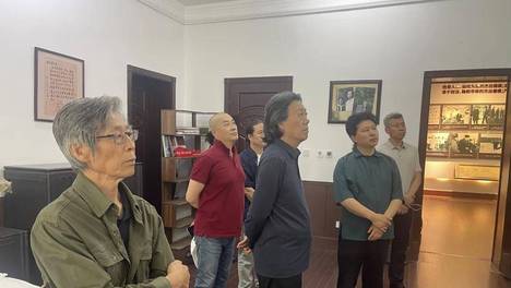 笔墨怀先辈 丹青赴初心——出席2026大连夏季达沃斯领军者艺术展开幕画家参观周恩来总理在大连纪念展室