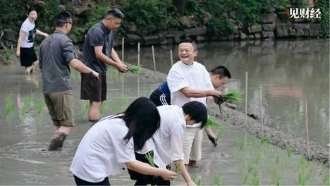 马云带领阿里巴巴高管“接地气”