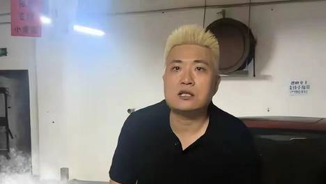 通报才发不到二十四个小时全网都叫好，谁料枪口突然掉转方向，直接对准了闵先生