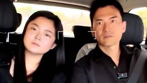 43岁赫子铭晒二婚妻子，国泰民安脸太有福相！曾与何洁撕破脸事业全毁，如今被新欢治愈，一家三口接猫回家幸福知足