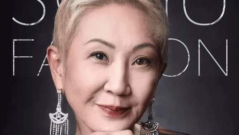 “香江最会穿衣”的女神施南生，一对翡翠耳环戴一生