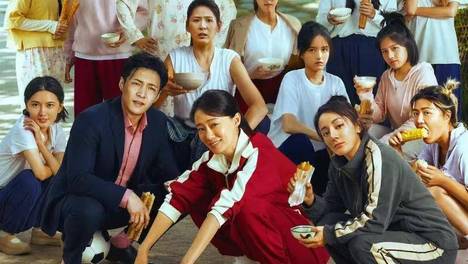 暑假热映的《功夫女足》突破10亿票房 但为何却口碑造成了极端分裂？ 周星驰执导的《功夫女足》票房高，但口碑两极，豆瓣6.5，猫眼9.4，争议围绕剧本与叙事创新。