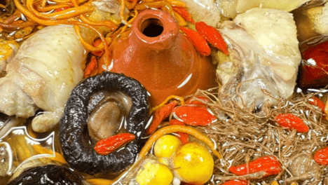 云南汽锅鸡隔水慢蒸，原汁原味锁住食材鲜香
