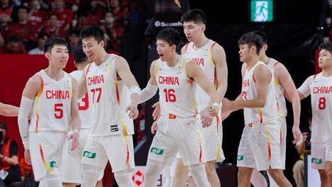 中国男篮4连胜！12人名单清晰，胡明轩位置很悬，徐昕位置被挤掉