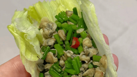 顺德特色蚬肉生菜包，菜叶包裹鲜炒蚬肉风味丰富