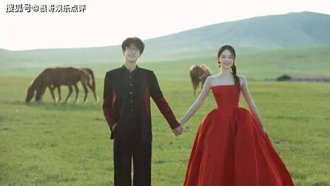 许嵩冯禧同步官宣结婚，旷野婚纱照曝光，粉丝追星终成圆满佳话! 许嵩与冯禧低调官宣结婚，发布极简文案与旷野婚纱照，展现平凡而真挚的爱情。