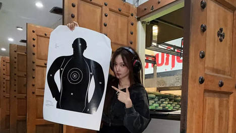 程潇手拿射击瞄准靶低头浅笑 晒日常练瑜伽柔韧性惊人