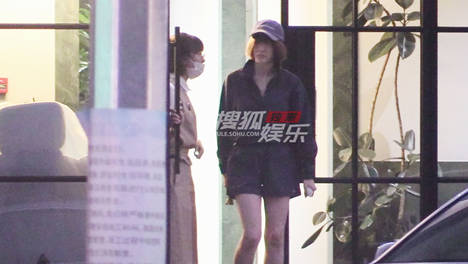 宋茜现身美容院做护理 简单穿搭自带时髦滤镜
