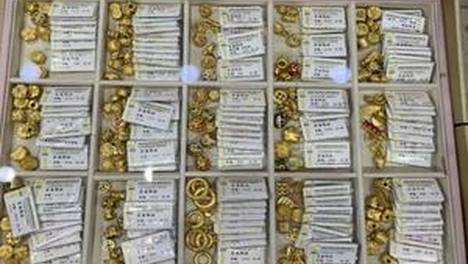 老师被曝让学生一字排开跪地写检讨