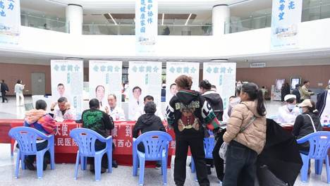 关爱久站天使 守护腿部健康——大理州人民医院（云南省滇西中心医院）开展主题联合义诊活动