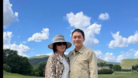 夫妻合体，刘嘉玲梁朝伟风衣亮相，幸福感十足！