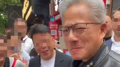 黄仁勋喝豆汁喝出痛苦面具！商家火速上线大佬同款豆汁：网友扎堆购买