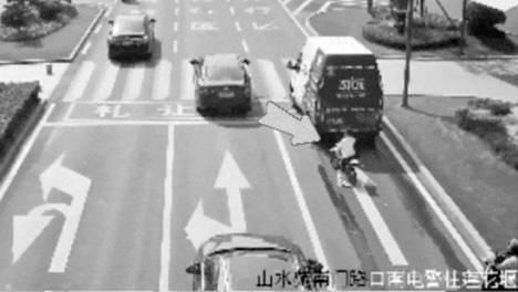 “迷你摩托”走红 安全谁来守护