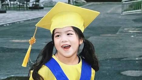 还记得麦迪娜和姜潮的女儿吗？幼儿园毕业了？