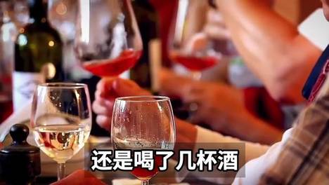 饭局上，一漂亮女同事被灌醉，三个男同事争着送她回家。领导却说：我们正好顺路，还是我来送吧。然后一个人架着她走了，后来我发现