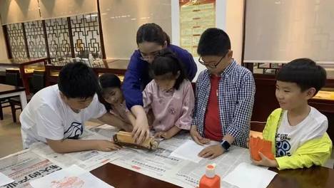 相阅南图·欣阅诚服丨雕版上墨、亲手拓印，带孩子来南图当一回“古籍修复师”~