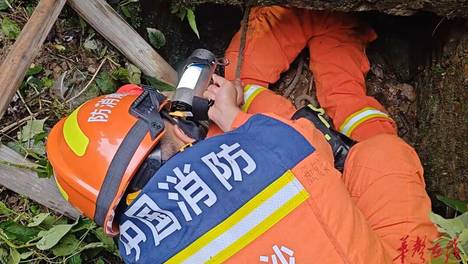 患病老人被困下水道，消防紧急救援
