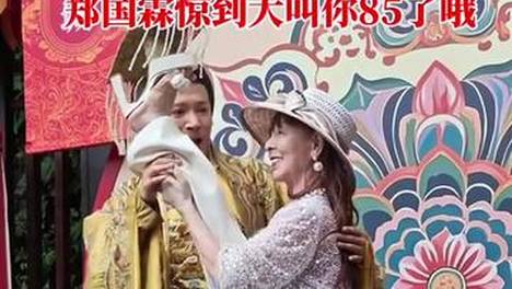 85岁的网红奶奶站着踢出一字马，直接把郑国霖吓出表情包