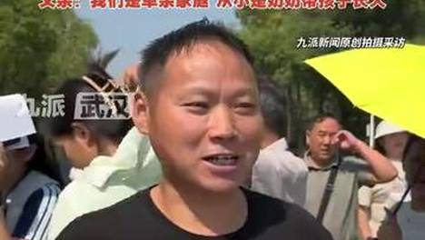 中南财经政法大学新生报到的第一天，奶奶带着老年卡从安徽到武汉上学，从未出过远门，最远仅去过家乡县城