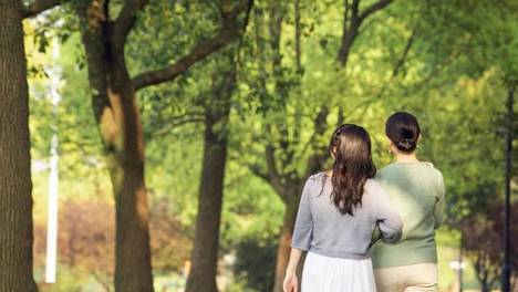 现在的妈妈变聪明了，一旦女儿恋爱，第一时间不是问“男生工作、收入、房子车子”，而是直接问这3件最难堪的事