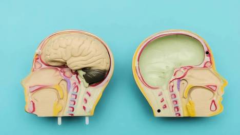 身高2.2米巨人网红小玥去世，年仅26岁，曾被查出垂体瘤、脑膜瘤等多项病症；与身高1.68米男友相恋四年，因二人巨大身高差走红网络