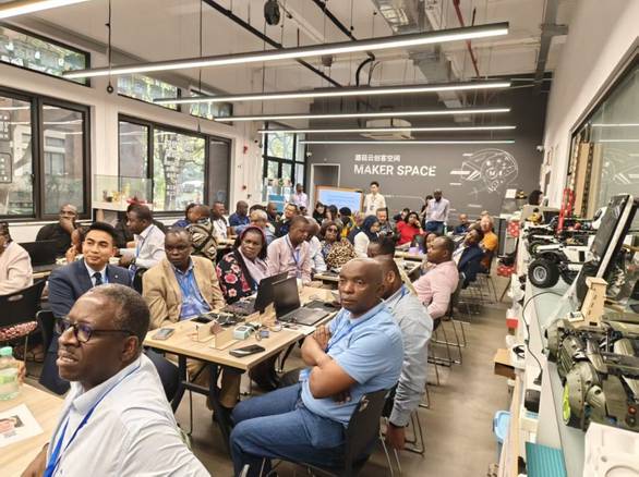 张元英被臭到捂鼻