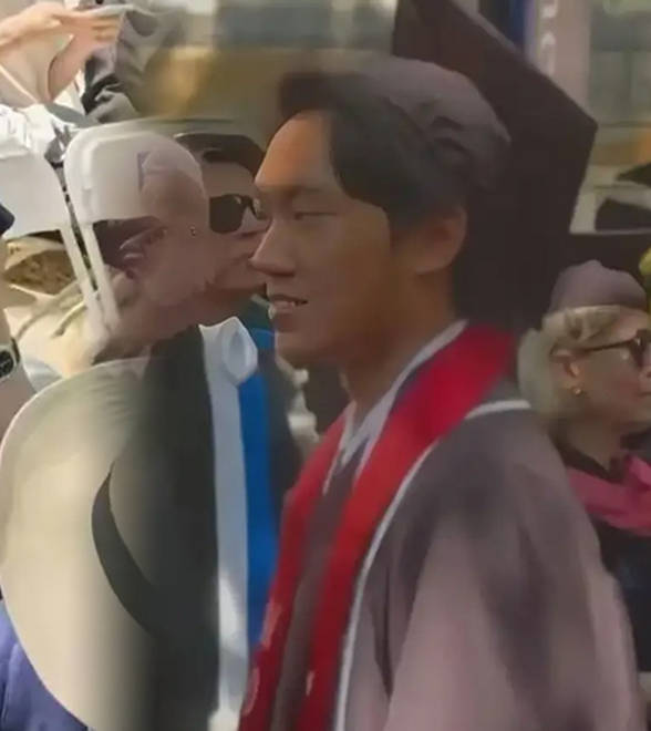 张艺谋二儿子耶鲁大学毕业，夫妻俩赴美参加典礼