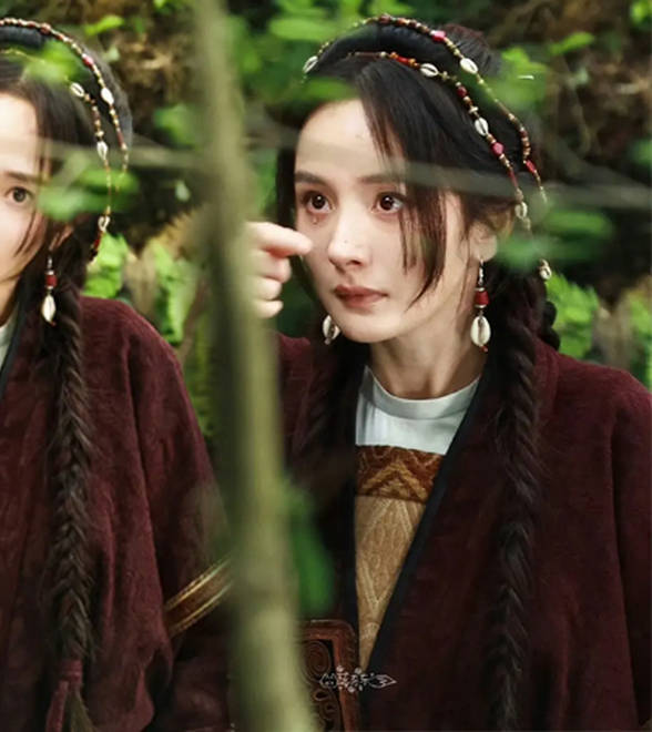 杨幂穿棕色汉服充满古典美，抬手拭泪清冷破碎
