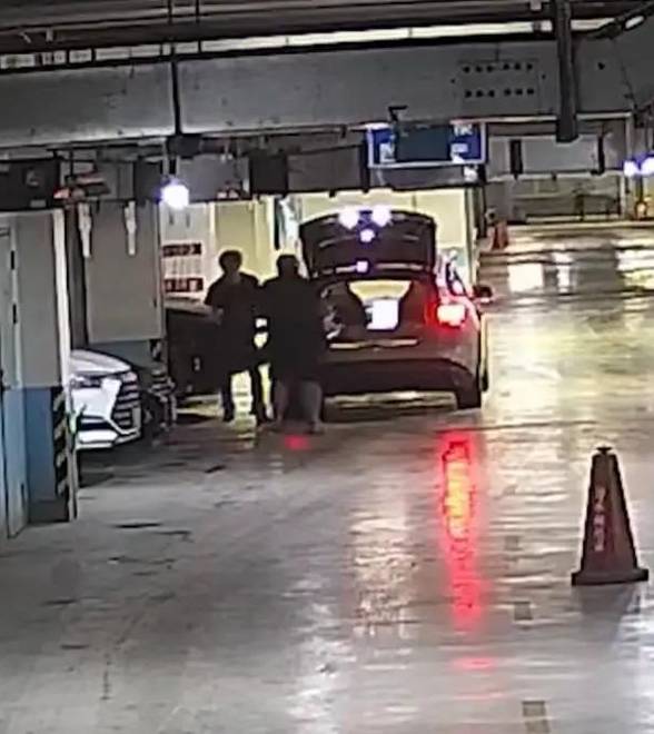 百万豪车停在地库，竟被“蚂蚁搬家式”拆光卖了！监控显示…