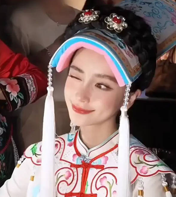 杨颖穿羌族服饰拍ccd大片！颜值太能打