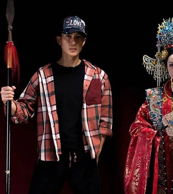 吴尊带女儿拍“中国传统服饰展”宣传海报