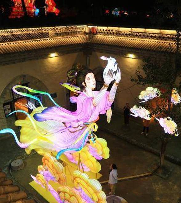 河南三门峡地坑院点亮花灯迎“双节”