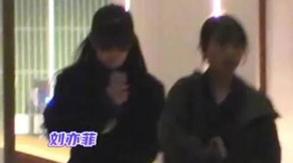 刘亦菲雨夜吃火锅超暖心 和助理互相让伞