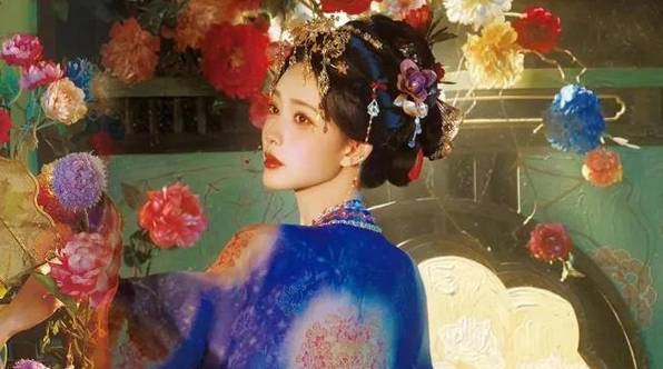 孟子义把彩绘穿上身 蓝色花饰好抢眼