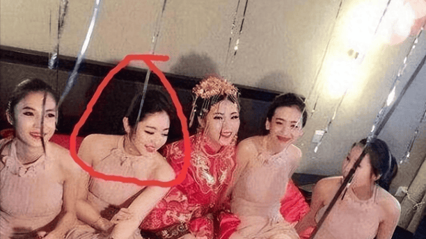 “女孩们以后穿裙子一定要注意点坐姿呀，这也太尴尬了！”哈哈哈