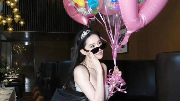 刘亦菲才是人间真公主！两套生日穿搭封神，华丽仙气与素颜温柔一键切换